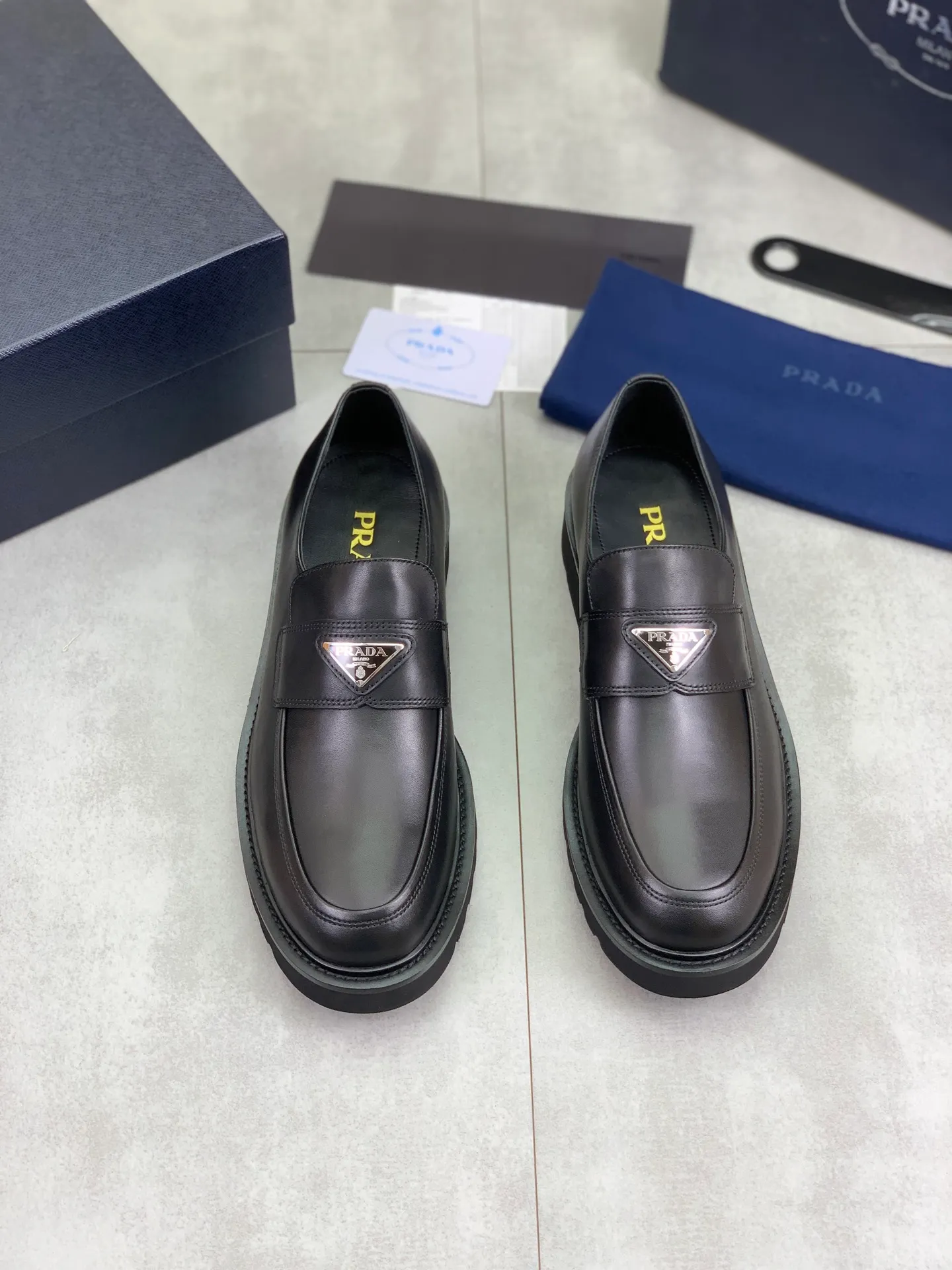 Factory price P860 💰Original quality, top version🔱 ＰＲＡＤＡPrada. Men's business casual leather shoes, top-quality leather shoes. 1:1 shipment ⬆️Luxurious and noble 👞All imported original color-rubbed edge beads, just to create a more comfortable wearing experience. Upper: Original comfortable open-edge bead rubbed color calfskin ➕Top imported water-dyed full cow lining, original lightweight and comfortable TPU foam combination bottom ✔️Code number: 39-45 (38.46 47 can be customized)